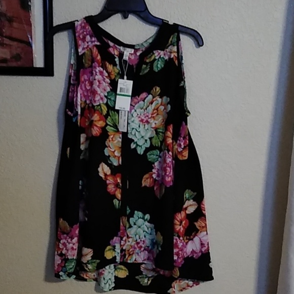 Spence Tops - SPENCE BNWT sleeveless flowered top- large